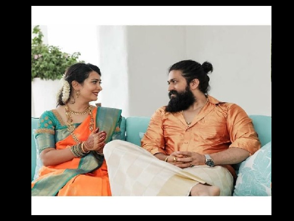 पत्नी राधिका के साथ नए घर में यश पत्नी राधिका के साथ नए घर में यश