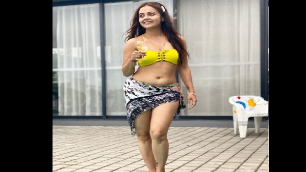 पूल साइड पर सेक्सी देवोलीना पूल साइड पर सेक्सी देवोलीना