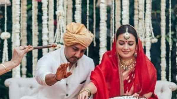 फरवरी में हुई थी शादी फरवरी में हुई थी शादी