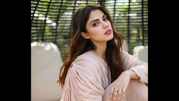 रिया चक्रवर्ती की लाखों की कमाई रिया चक्रवर्ती की लाखों की कमाई