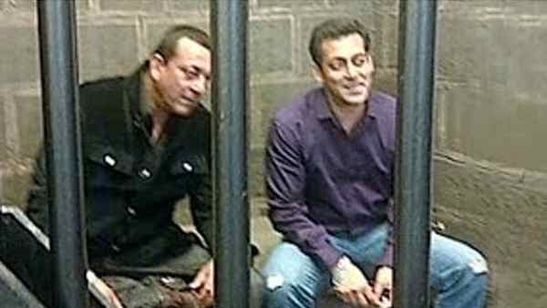 friendship-day-special-when-salman-khan-broke-down-while-writing-letters-to-sanjay-dutt-in-jail friendship-day-special-when-salman-khan-broke-down-while-writing-letters-to-sanjay-dutt-in-jail