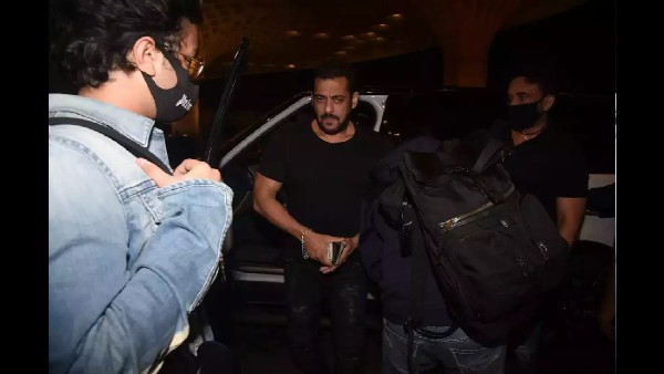 यूजर्स ने CISF जवान के काम की तारीफ यूजर्स ने CISF जवान के काम की तारीफ