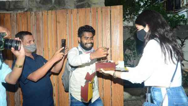 खुद बांटा केक खुद बांटा केक