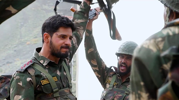 कारगिल के अलावा भी फिल्म की शूटिंग कुछ रियल लोकेशंस पर की गई है? कारगिल के अलावा भी फिल्म की शूटिंग कुछ रियल लोकेशंस पर की गई है?