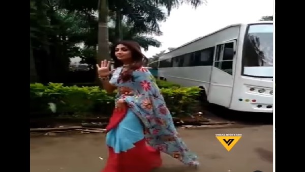 शिल्पा शेट्टी के चेहरे पर कोई रिएक्शन नहीं शिल्पा शेट्टी के चेहरे पर कोई रिएक्शन नहीं