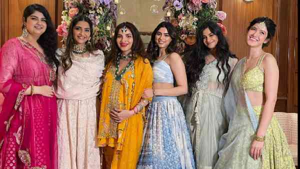 मिल रही हैं प्रेगनेंसी की बधाईयां मिल रही हैं प्रेगनेंसी की बधाईयां
