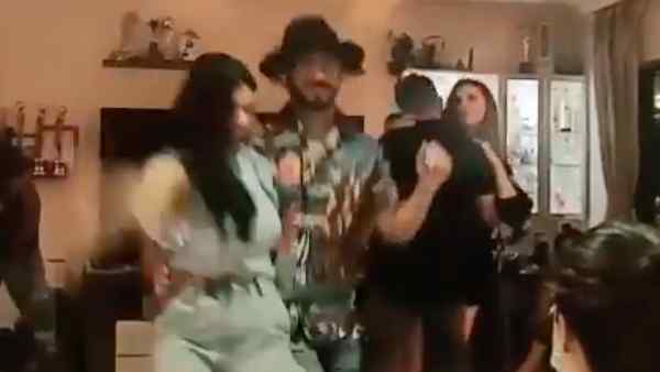 डांस में मगन डांस में मगन