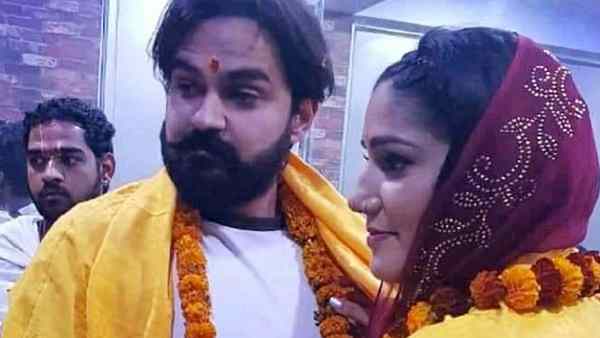 सामने आए पति सामने आए पति