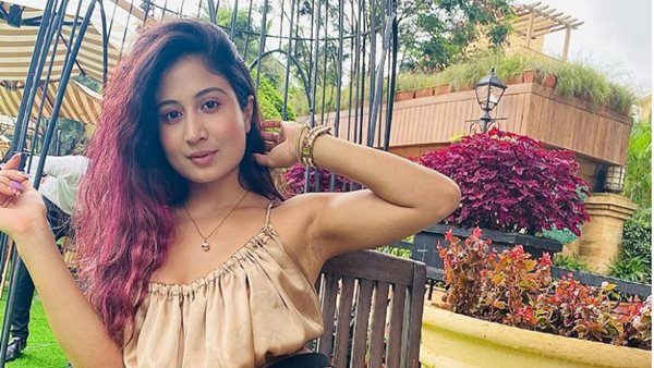 shreya-kalra-booked-for-dancing-on-road-in-indore shreya-kalra-booked-for-dancing-on-road-in-indore