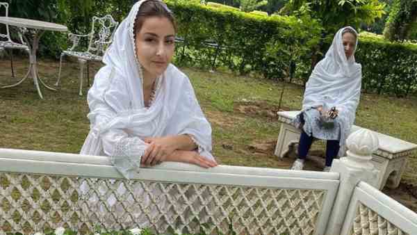 मां के साथ बिता रही हैं समय मां के साथ बिता रही हैं समय