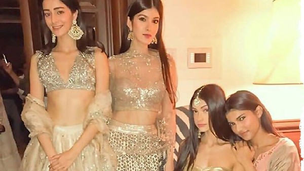 दोस्तों संग फोटो दोस्तों संग फोटो