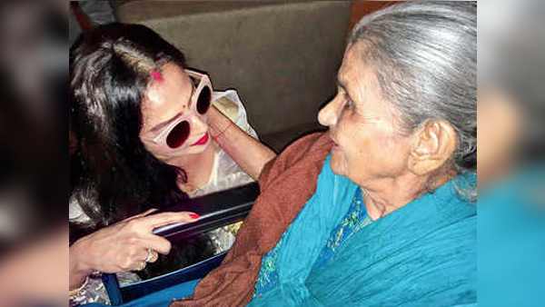रेखा ने नवाज़ी इज़्जत रेखा ने नवाज़ी इज़्जत