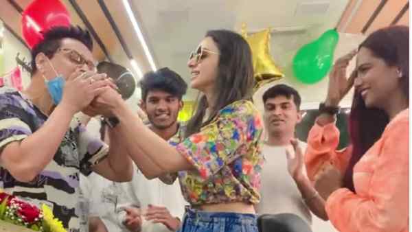 सेट पर मनाया जन्मदिन सेट पर मनाया जन्मदिन