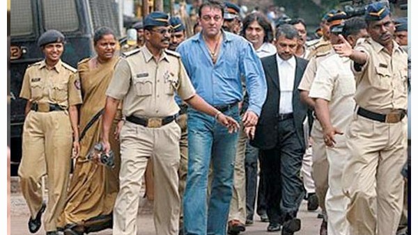 संजय दत्त का 1993 के मुंबई बम धमाकों का केस संजय दत्त का 1993 के मुंबई बम धमाकों का केस