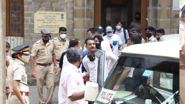 क्या आर्यन खान थे ड्रग पैडलर के संपर्क में क्या आर्यन खान थे ड्रग पैडलर के संपर्क में
