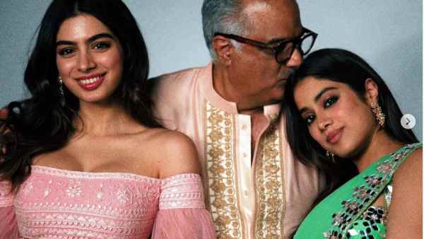 पापा के साथ जान्हवी - खुशी पापा के साथ जान्हवी - खुशी