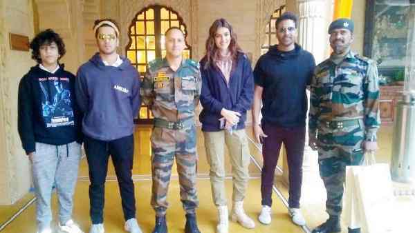 कई कलाकारों के साथ जुड़ा है नाम कई कलाकारों के साथ जुड़ा है नाम
