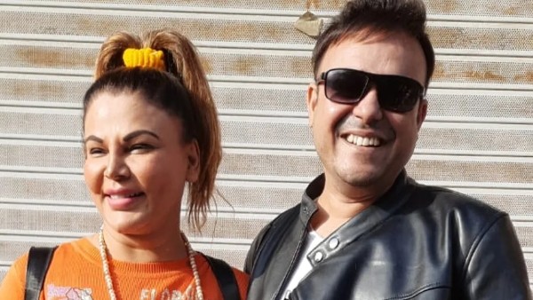 राखी सावंत शो के बाद पति रितेश के साथ राखी सावंत शो के बाद पति रितेश के साथ