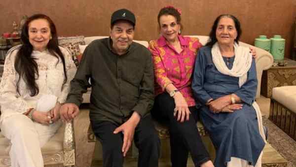 दोस्तों के साथ बिताया समय दोस्तों के साथ बिताया समय