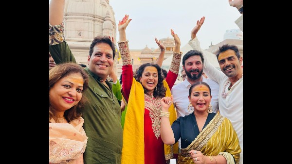 काशी विश्वनाथ मंदिर पहुंचकर कंगना रनौत काशी विश्वनाथ मंदिर पहुंचकर कंगना रनौत