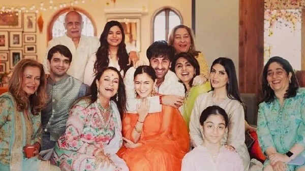 पूरा परिवार मना रहा है खुशियां पूरा परिवार मना रहा है खुशियां