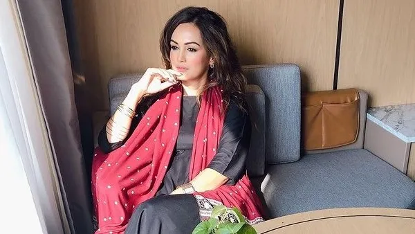 शराब, गुटखा पान का सेवन करता शराब, गुटखा पान का सेवन करता