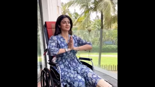 रोहित शेट्टी के सेट पर घायल शिल्पा शेट्टी रोहित शेट्टी के सेट पर घायल शिल्पा शेट्टी