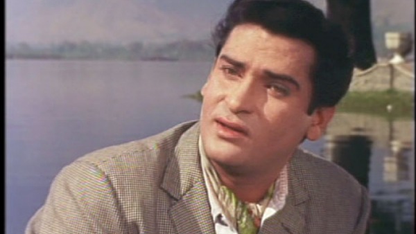 पृथ्वी थिएटर में मिली पहली नौकरी : पृथ्वी थिएटर में मिली पहली नौकरी :