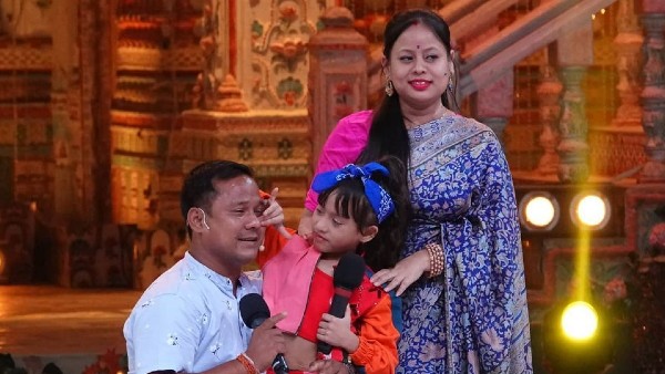 माता-पिता के साथ गुंजन सिन्हा माता-पिता के साथ गुंजन सिन्हा