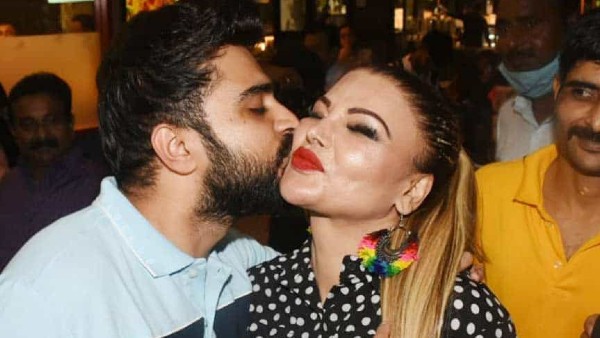 6 साल छोटे बॅायफ्रेंड को डेट कर रही हैं राखी 6 साल छोटे बॅायफ्रेंड को डेट कर रही हैं राखी
