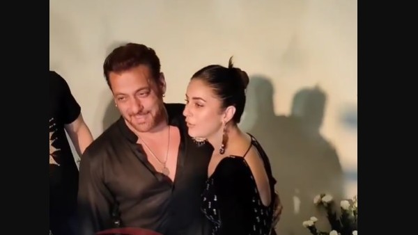 शहनाज गिल ने कविता पढ़ कर बोला- शुक्रिया शहनाज गिल ने कविता पढ़ कर बोला- शुक्रिया