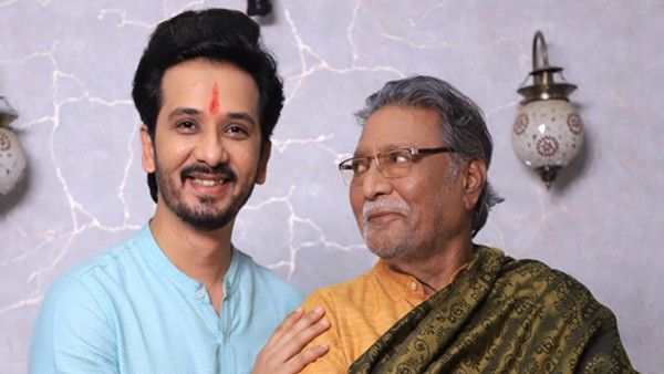 पिता चंद्रकांत गोखले मराठी फिल्मों के सुपरहिट अभिनेता पिता चंद्रकांत गोखले मराठी फिल्मों के सुपरहिट अभिनेता