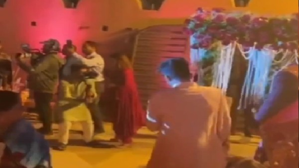 धूम धाम से पहुंचीं मंडप में धूम धाम से पहुंचीं मंडप में