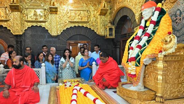 raveena-tandon-visits-shirdi-sai-baba-temple-seeks-blessings-see-photos raveena-tandon-visits-shirdi-sai-baba-temple-seeks-blessings-see-photos