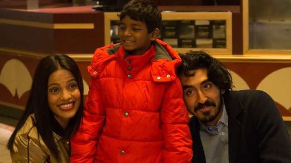 फ़िल्म लायन के साथी कलाकारों के साथ सनी पवार.