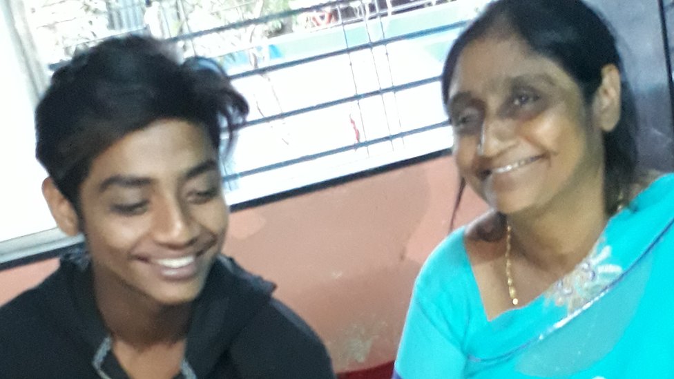 अज़हर अपनी मां के साथ अज़हर अपनी मां के साथ