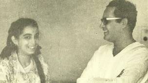 छोटी बहन ललिता लाजमी के साथ गुरुदत्त.